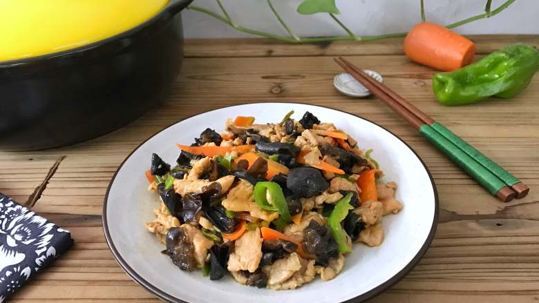黑木耳炒肉片,营养丰富,色、香、味俱全的家常小炒。