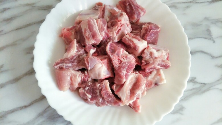 土豆烧排骨,<a style='color:red;display:inline-block;' href='/shicai/ 434'>排骨</a>斩小块,清洗干净