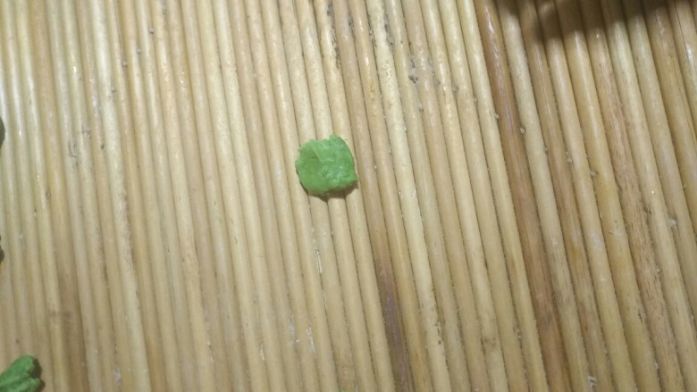 贝壳菠菜面,弄成小块,用大拇指按着面疙瘩向前一捻,就就贝壳状了