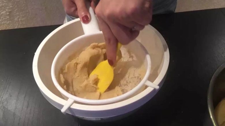 绿豆糕,过筛的过程蛮虐的,手抽筋的节奏