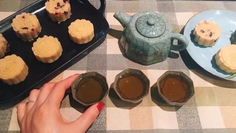 绿豆糕,配上一壶茶,美美的享受吧!
