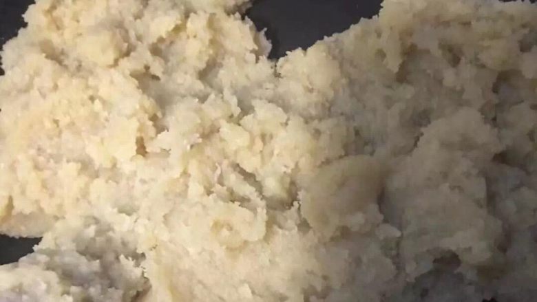 绿豆糕,
炒好的豆沙用面粉筛过筛(这一步骤一定不能省)