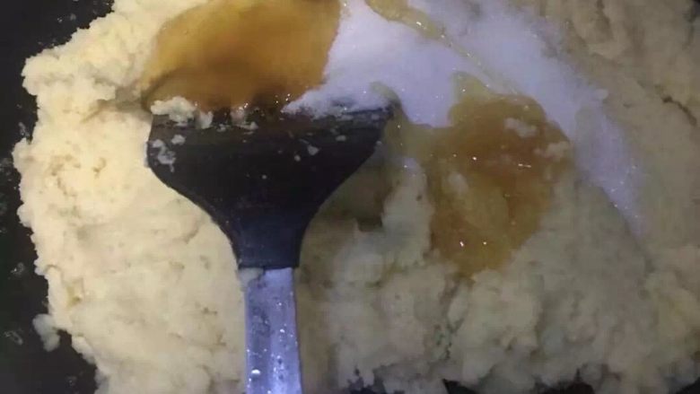 绿豆糕,黄油和豆沙炒匀后,加入糖,然后小火炒制