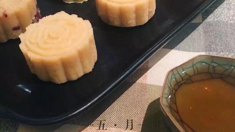 绿豆糕,用模具压出形状(也可以在豆沙中加入<a style='color:red;display:inline-block;' href='/shicai/ 660'>蔓越莓</a>)