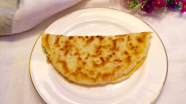 辣椒香葱午餐肉鸡蛋卷饼,可以折叠起来,中间切开分成两半吃,我从一头卷起来,在中间切开,拿着吃。
