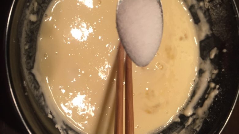 辣椒香葱午餐肉鸡蛋卷饼,搅拌均匀,加入3克盐搅拌均匀。
