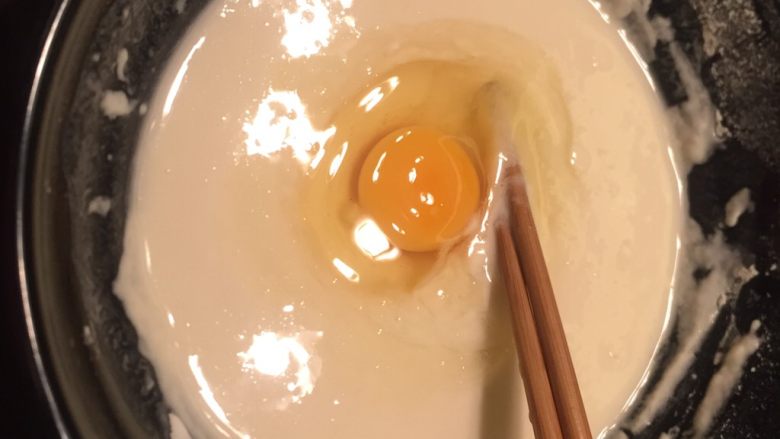 辣椒香葱午餐肉鸡蛋卷饼,面粉加水调成糊状,加入一个鸡蛋。