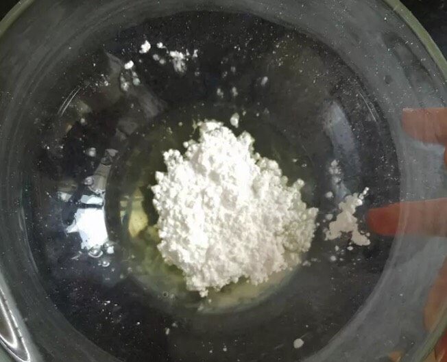 一根筷子就可以搞定的巧克力年轮蛋糕,从冰箱取出蛋清~加入细砂糖~(我喜欢用糖粉,比较方便,所以用的糖粉)如果喜欢偏甜的可以增加糖的量~