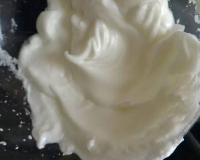 一根筷子就可以搞定的巧克力年轮蛋糕,用电动打蛋器打发蛋清~到图片这种程度就可以啦~