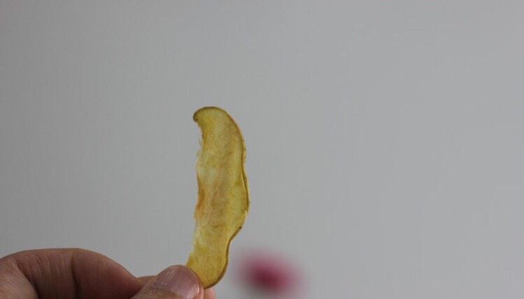 换个吃法吃苹果:烤苹果片!,入烤箱,上下两层或者中层,因为切片比较薄,所以建议低温烤比较合适,100度50分钟左右。如果想缩短时间,150度左右大概15分钟左右,但是也要时刻注意,不要烤糊。