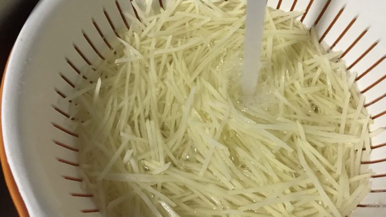 家常小炒—酸辣土豆丝,切成丝,或者叉成丝。浸泡在水中,因为土豆淀粉容易氧化变黑。