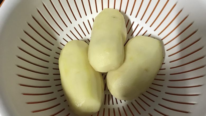 家常小炒—酸辣土豆丝,<a style='color:red;display:inline-block;' href='/shicai/ 23'>土豆</a>,削皮备用。