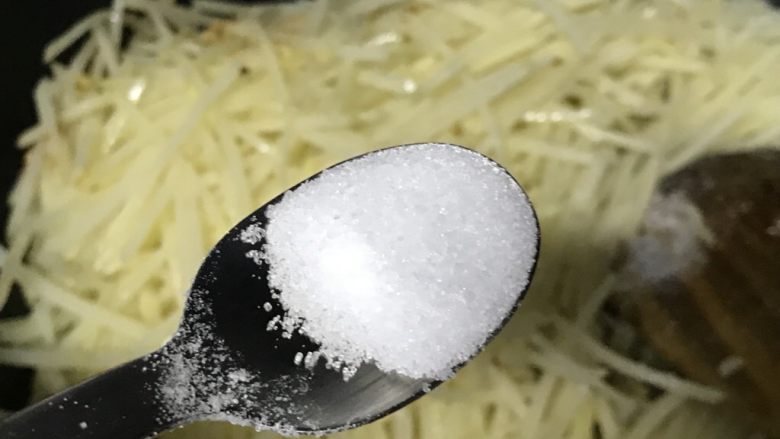 家常小炒—酸辣土豆丝,加入细盐,翻炒几下。