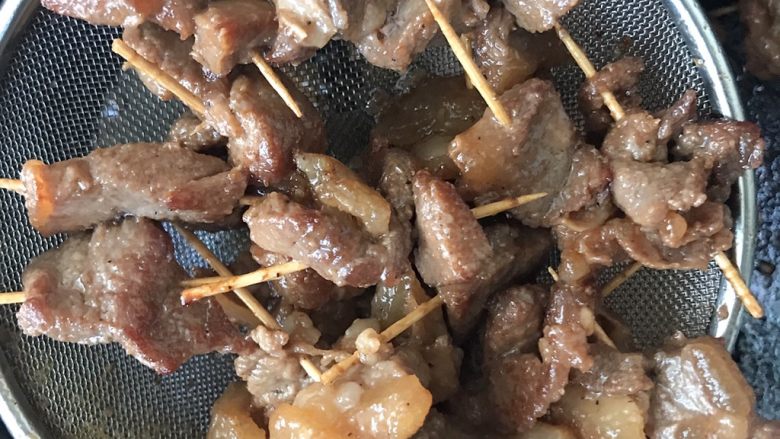 牙签肉(牛肉),炸成这样捞出控油 差不多六分钟左右 有金黄颜色就可以