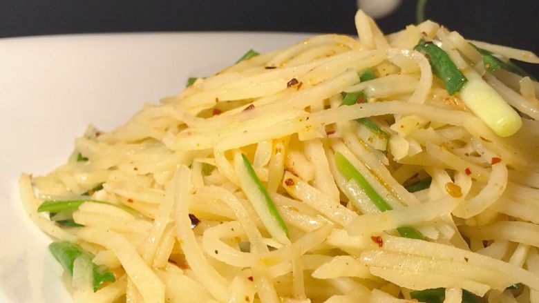 家常小炒—酸辣土豆丝,麻,辣,酸,脆是它的特点。