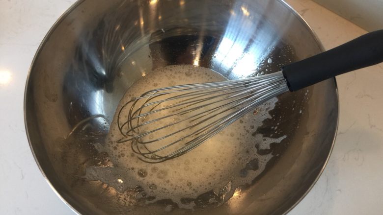 徒手打发戚风蛋糕,蛋抽快速抽动,打发到泡沫变白,膨胀,加入1/3的细砂糖。这一步可以将蛋抽快速的左右抽动,气泡速度非常快的。