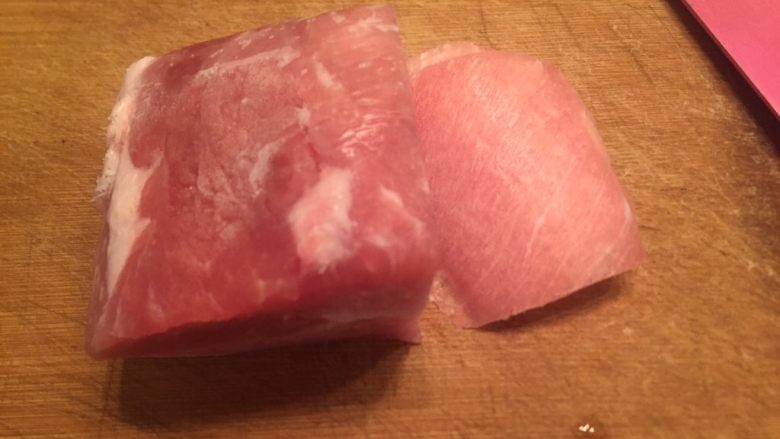 百变风格竹香肉末蒸蛋,<a style='color:red;display:inline-block;' href='/shicai/ 429'>瘦肉</a>先切成片,在切丝。