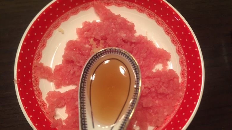 百变风格竹香肉末蒸蛋,加入一勺<a style='color:red;display:inline-block;' href='/shicai/ 718'>料酒</a>,