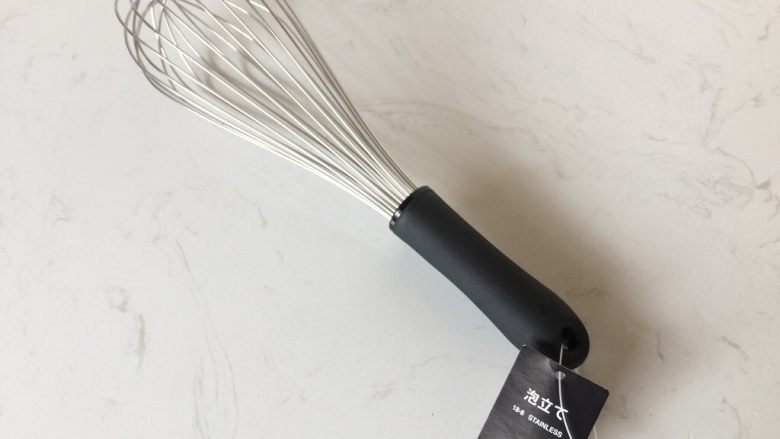 徒手打发戚风蛋糕,手打蛋白霜强烈建议使用柳宗理蛋抽,为什么?因为好用啊,这款打蛋器打发蛋白比国内的蛋抽明显轻松多了。