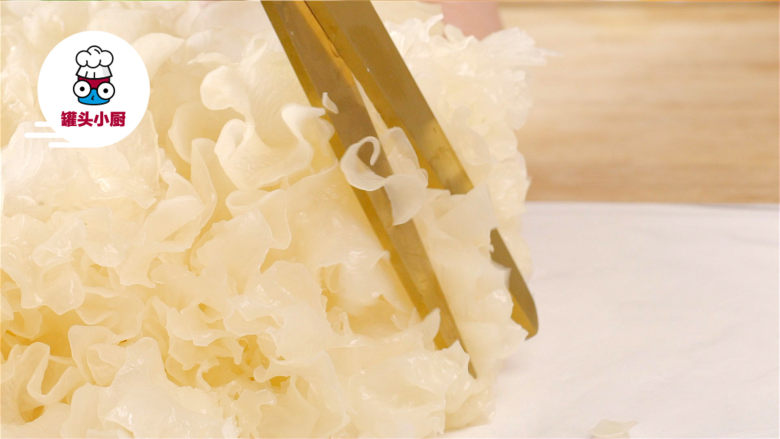 电饭煲银耳炖木瓜,<a style='color:red;display:inline-block;' href='/shicai/ 232'>银耳</a>1朵,温水泡发,去掉根部,剪碎