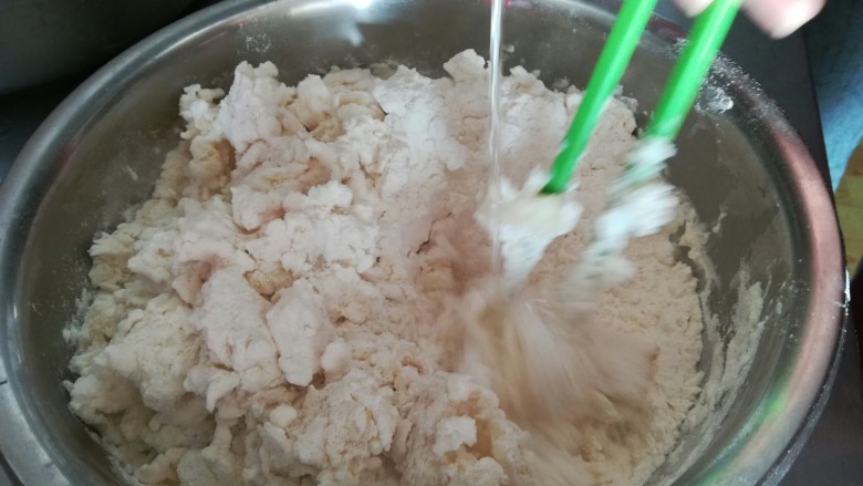 冬季养生主食
萝卜丝蒸饺
,和面。先用150g开水烫面,将面搅匀后再到入300g凉水和匀。