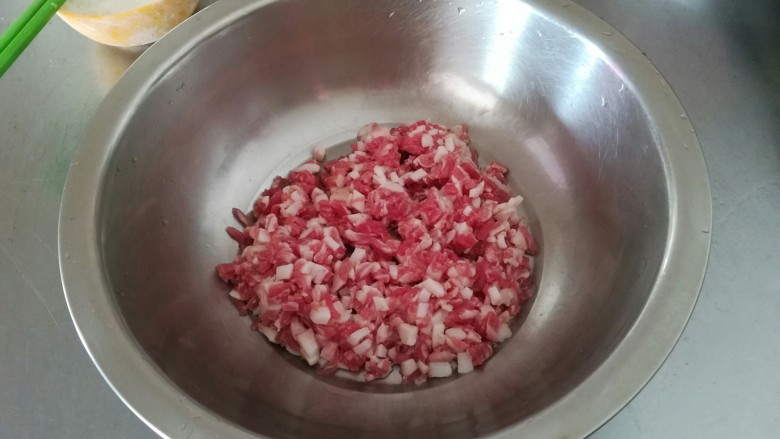 冬季养生主食
萝卜丝蒸饺
,切肉。将<a style='color:red;display:inline-block;' href='/shicai/ 414'>猪肉</a>(肥瘦根据个人口味定夺,最好是猪梅肉)先切片再切丝最后切成丁,就ok啦。