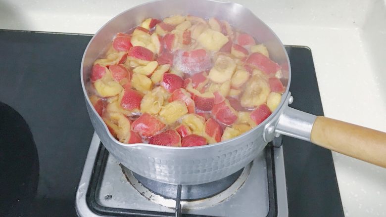椰蓉山楂球,煮至软烂(大约10来分钟)