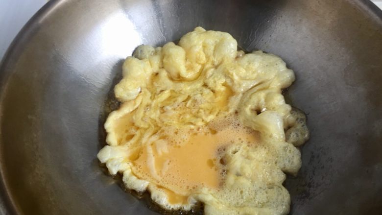 夹馍馍菜之线椒炒蛋,蛋液下锅遇热油膨胀凝固,用铲子或筷子画圈划散成小蛋块,喜欢吃焦一点的蛋块可以多焦几秒再划散。