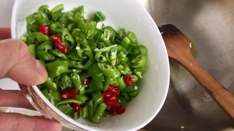 夹馍馍菜之线椒炒蛋,将炒好的蛋盛出,留底油,不用再加油,放入线椒小米椒煸炒