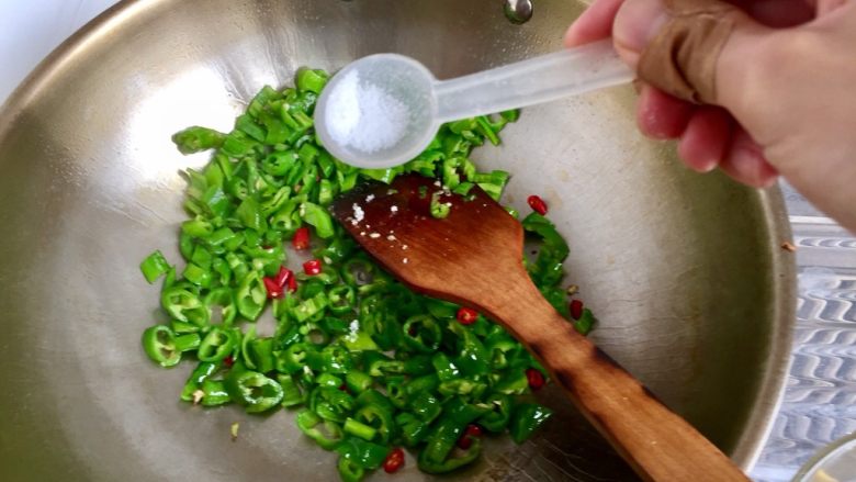 夹馍馍菜之线椒炒蛋,加入一点食盐翻炒,让线椒吸收有点底味