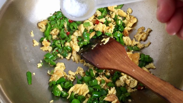 夹馍馍菜之线椒炒蛋,根据个人口味再加入适量食盐调味后,即可出锅