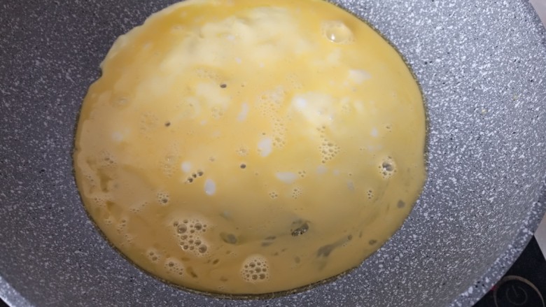 米饭三明治,平底锅煎成蛋饼
