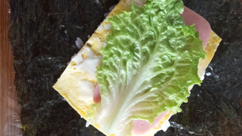 米饭三明治,放上生菜