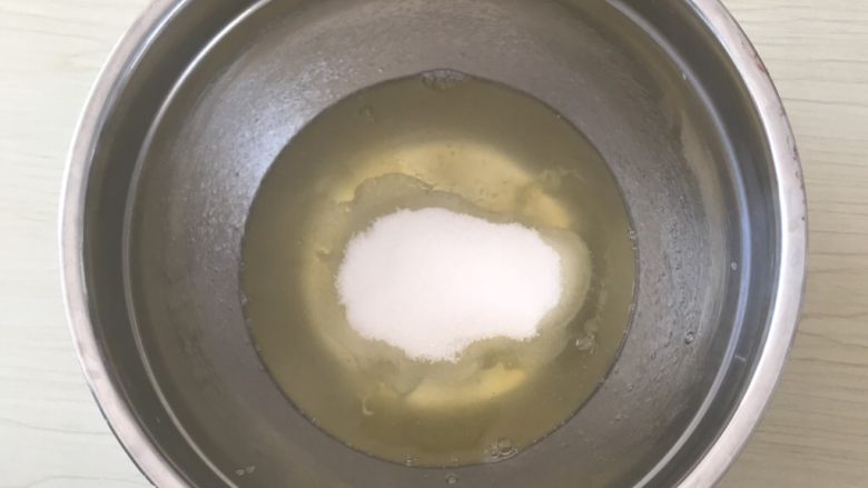 红丝绒蛋糕,四:蛋清➕糖2用电动打蛋器打发至湿性8分大弯钩状态
