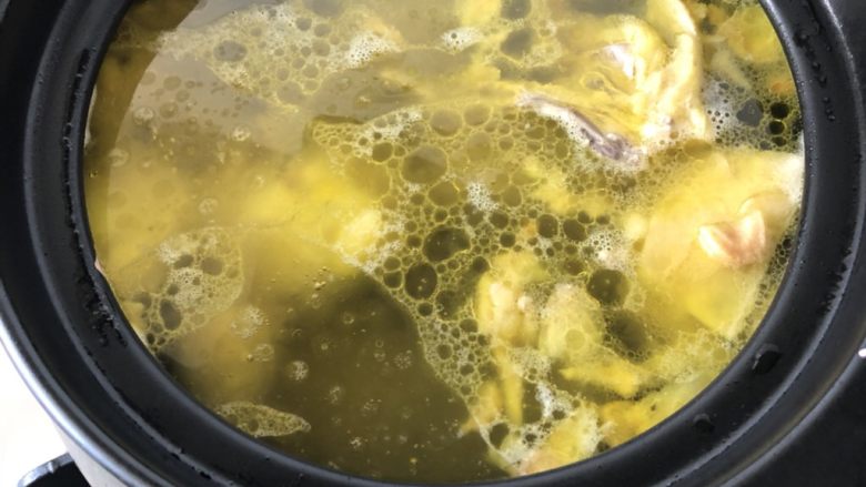 竹荪鸡汤,放进砂锅里面加入适量的清水,水开以后加入参片(没有洋参片,也可以用姜代替)开最小的火,慢慢炖的。炖鸡肉的时间要根据自己买的鸡的老嫩来决定,我买的这只鸡不算老炖50分钟,如果买的鸡比较老炖的时间就会延长…
