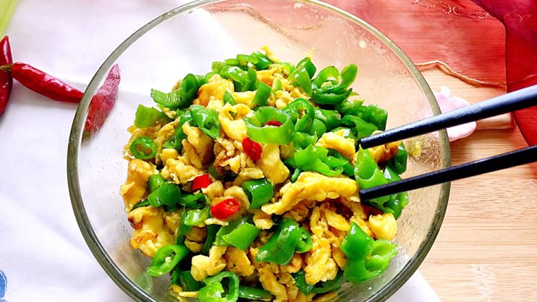 夹馍馍菜之线椒炒蛋,简简单单的线椒炒蛋,小时候妈妈早上会做盘青椒炒蛋,把炒蛋夹在热乎乎的喧腾腾的馒头里吃,搭配熬煮的粘稠滑润的白粥,就是朴素却很实在的一顿早餐