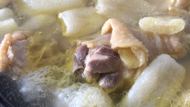 竹荪鸡汤,竹荪是比较吸油的,所以鸡汤炖出来也没有那么油腻,冰冷的冬天是不是也来一碗热气腾腾的竹荪鸡汤才感觉会暖暖的😀我这个竹荪放的有一点多,如果不想要这么多竹荪的,也可以少放一点,呵呵,根据自己的需求。