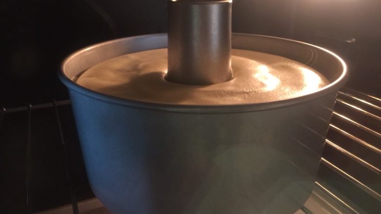 日式戚风蛋糕,面糊倒入模具中,上下火170°C烘烤35-45min。