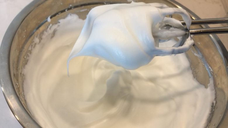 日式戚风蛋糕,最后打发到如图状态,质地细腻厚实,打蛋头搅动有明显阻力即可,与前面状态不同的是,打蛋头在蛋白霜中搅几圈提起,打蛋头上可以带出大量的蛋白霜。
