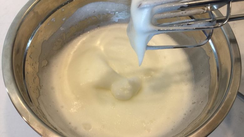 日式戚风蛋糕,开低速档,打发到如图状态,泡沫变得细腻即可加入第二次细砂糖,大约是剩下细砂糖的1/2。
