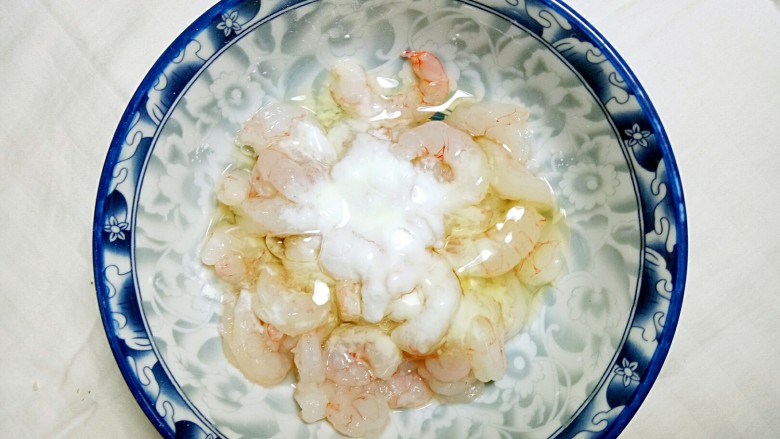 稻花香茄汁虾仁饭,加适量盐 生粉 蛋清 (200克<a style='color:red;display:inline-block;' href='/shicai/ 287'>虾仁</a>蛋清建议用半个,感觉一个太稀了)