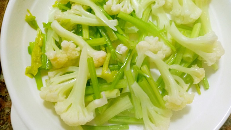 稻花香茄汁虾仁饭,焯好沥干水份备用