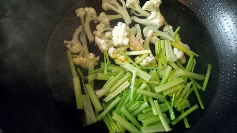 稻花香茄汁虾仁饭,锅里烧适量水 水开后焯芹菜,花菜。
