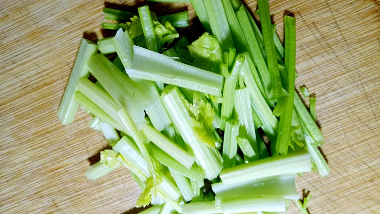 稻花香茄汁虾仁饭,<a style='color:red;display:inline-block;' href='/shicai/ 125'>芹菜</a>切段