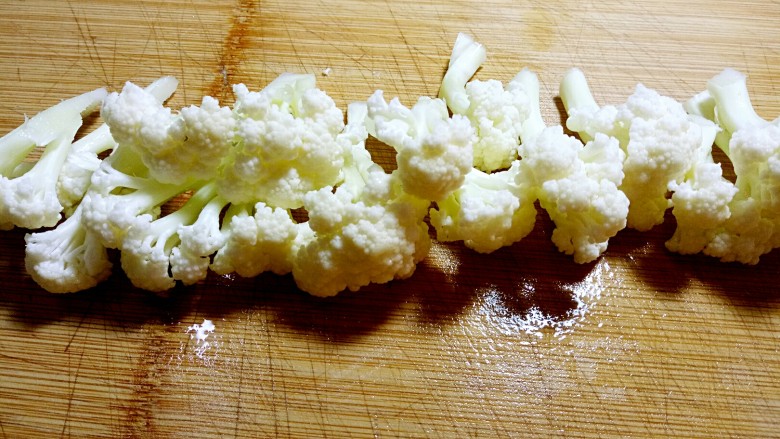 稻花香茄汁虾仁饭,腌虾仁的时候,可以处理蔬菜 <a style='color:red;display:inline-block;' href='/shicai/ 2629'>花菜</a>洗净切小朵