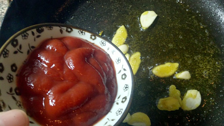 稻花香茄汁虾仁饭,调小火炒<a style='color:red;display:inline-block;' href='/shicai/ 699'>番茄酱</a>