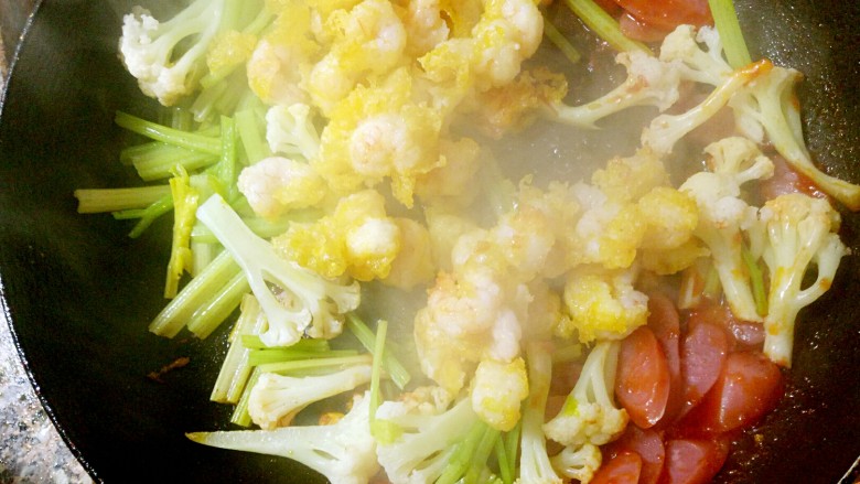 稻花香茄汁虾仁饭,加入虾仁 火腿 花菜 芹菜 改大火炒