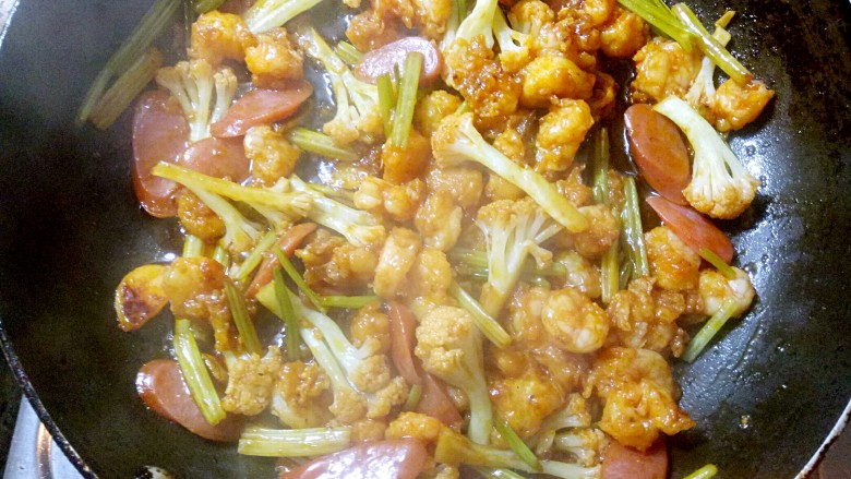 稻花香茄汁虾仁饭,翻炒均匀,加适量盐 生抽 胡椒粉 调味