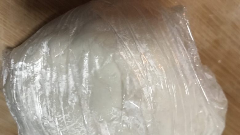潮汕粉粿,开水淋在红薯粉上搅拌成面絮,揉成团用保鲜膜包住