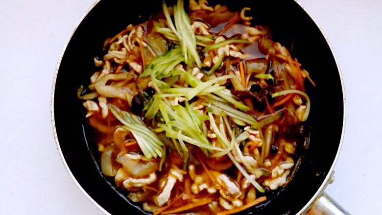 榨菜肉丝胡萝卜面,最后下入<a style='color:red;display:inline-block;' href='/shicai/ 86998'>黄瓜丝</a>拌匀,浇头就做好了。